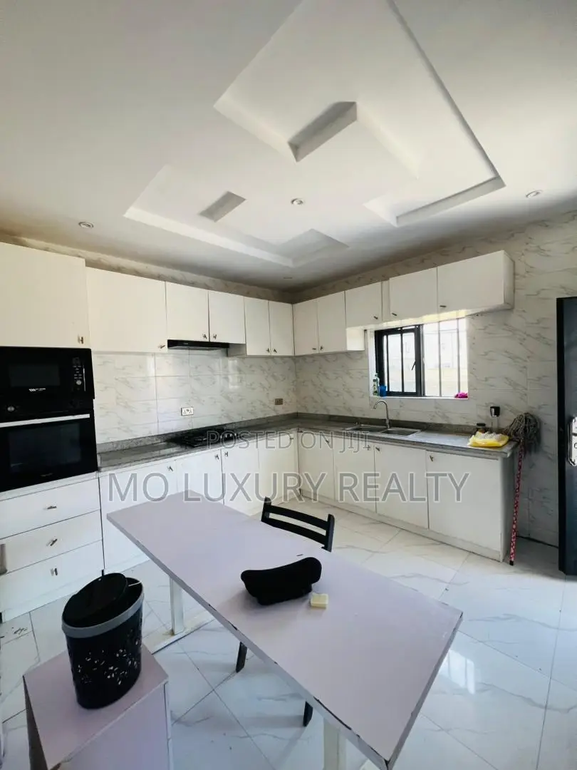 4bdrm Townhouse / Terrace in Chevron for rent