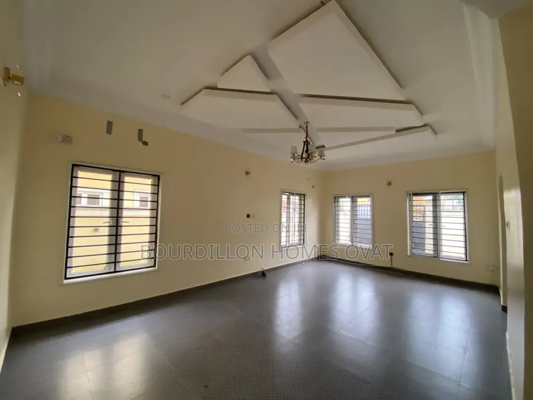 5bdrm Duplex in Ikota Villa Estate for rent