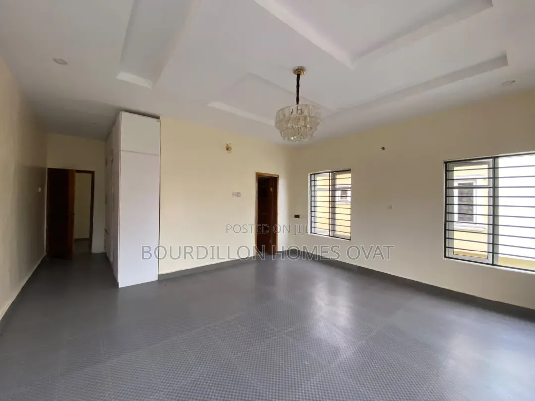 5bdrm Duplex in Ikota Villa Estate for rent