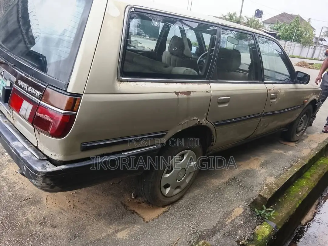 Toyota Camry Automatic 1999 Gold