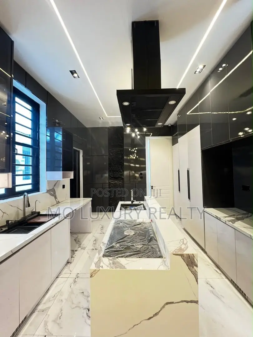 5bdrm Duplex in Lekki Phase 1 for sale
