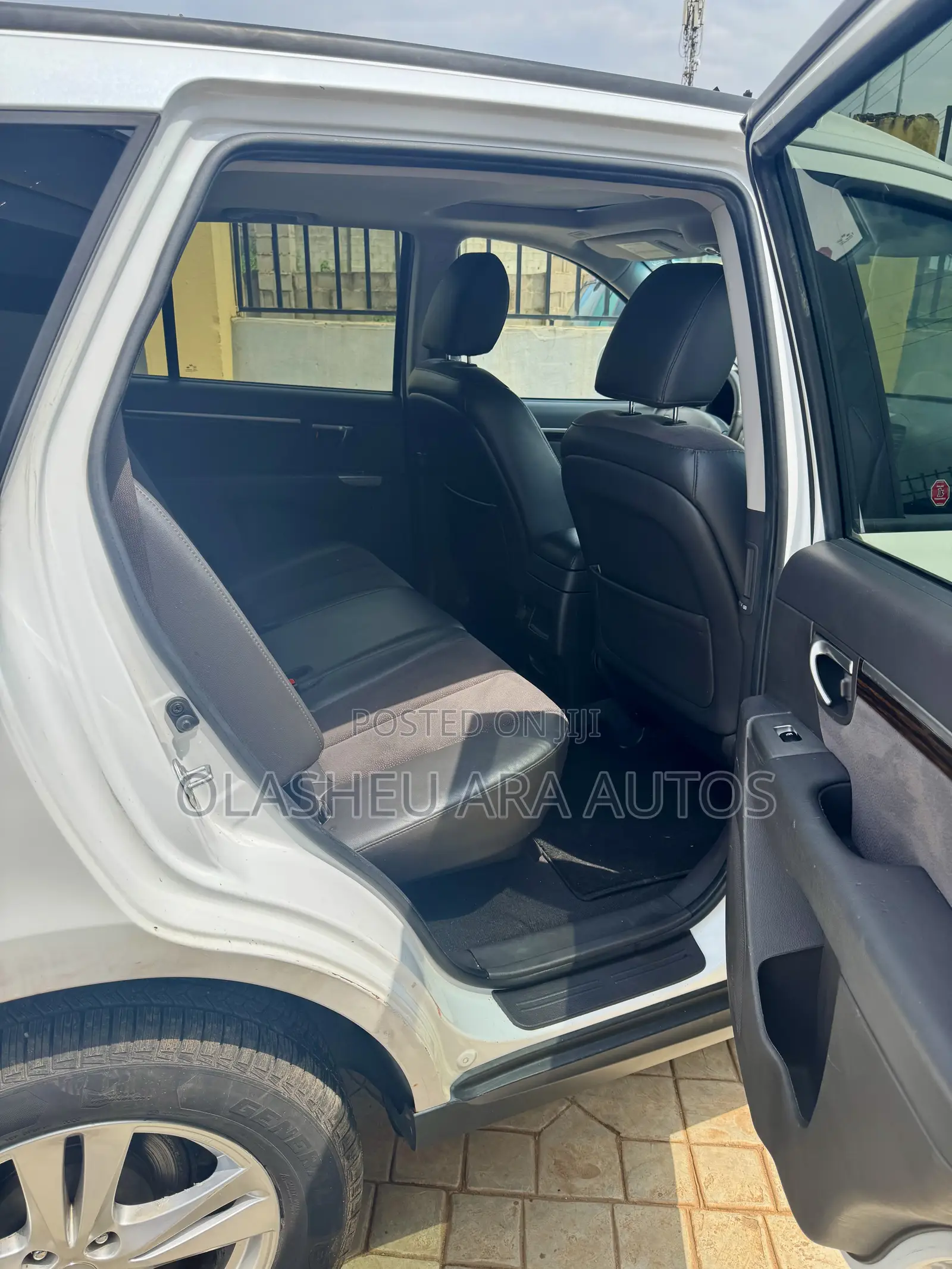 Hyundai Santa Fe SE 2012 White