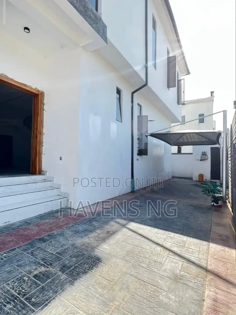 4bdrm Duplex in Lekki Phase 2 for sale