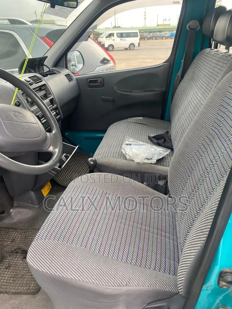 Toyota HiAce 2006 Blue