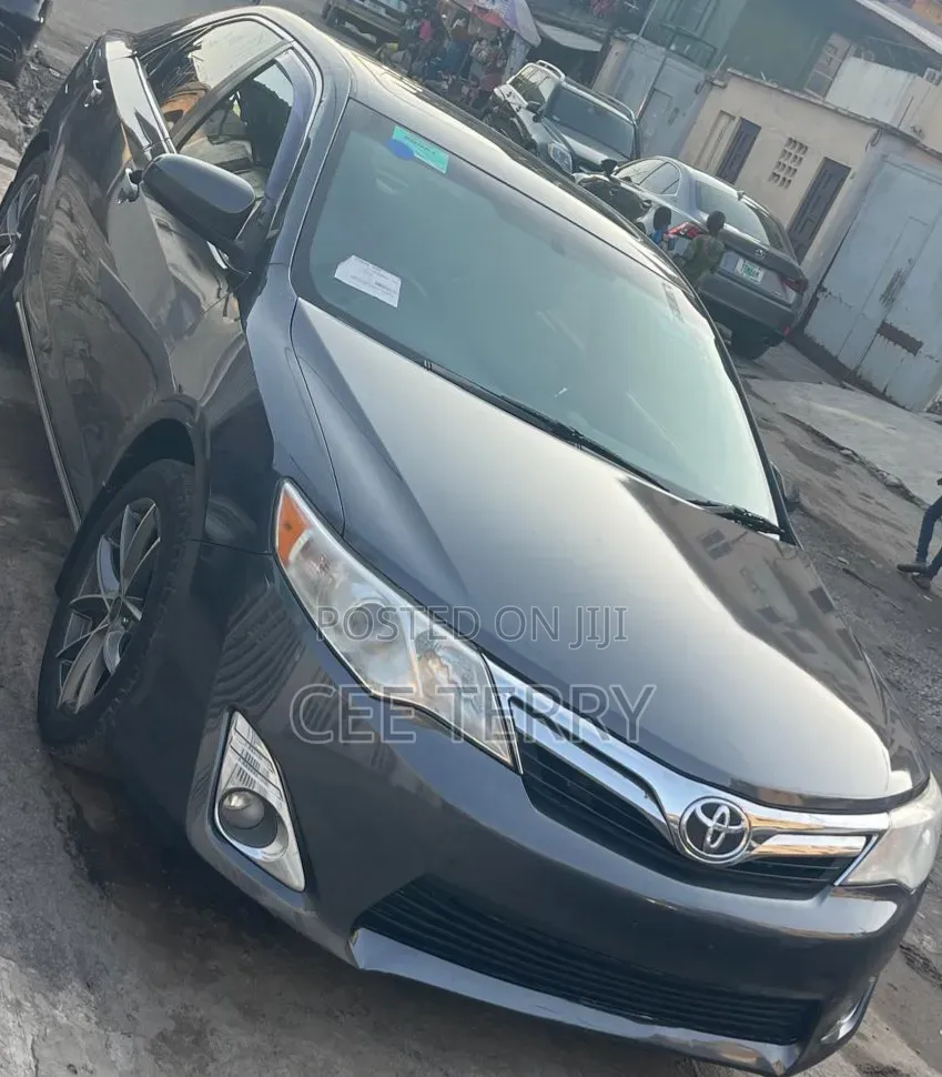 Toyota Camry XLE 4dr Sedan (2.5L 4cyl 6A) 2013 Gray