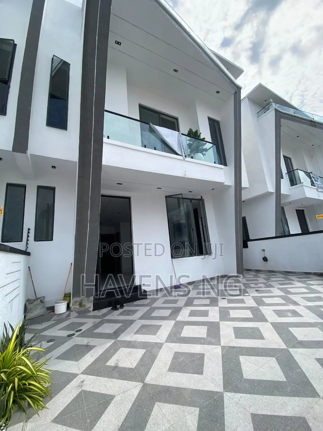 4bdrm Duplex in Lekki Phase 2 for sale