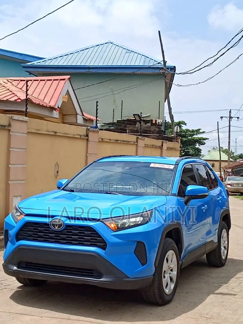 Toyota RAV4 LE FWD 2019 Blue