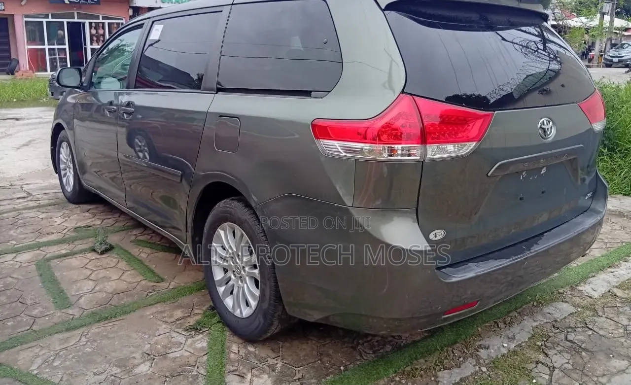 Toyota Sienna 2013 Gray