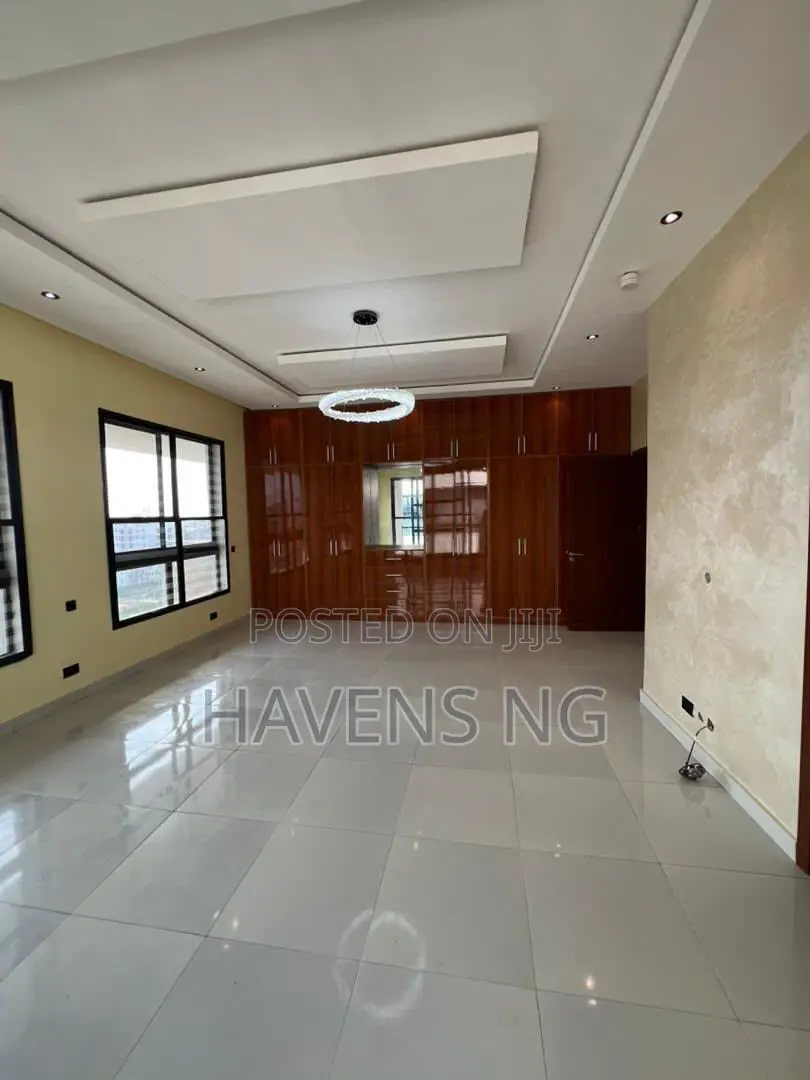 3bdrm Penthouse in Lekki Phase 1 for sale