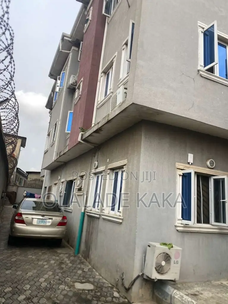 3bdrm Block of Flats in Aguda / Ogba for sale