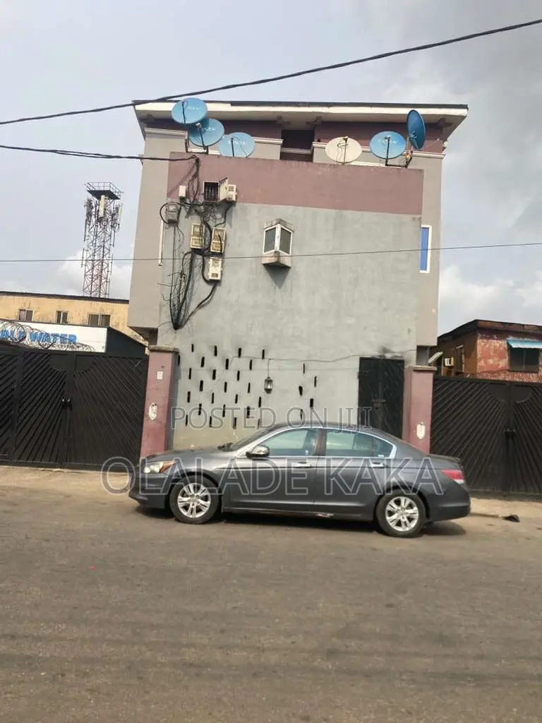 3bdrm Block of Flats in Aguda / Ogba for sale