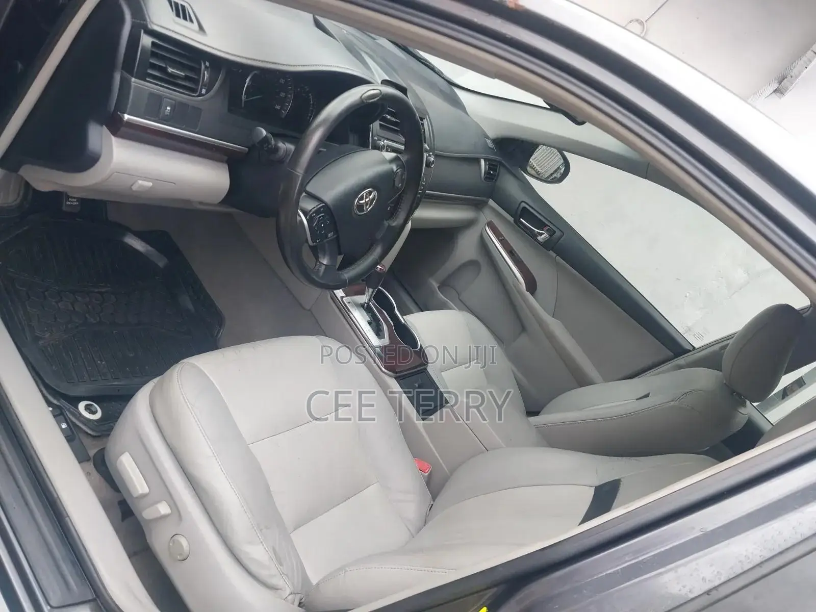 Toyota Camry XLE 4dr Sedan (2.5L 4cyl 6A) 2013 Gray