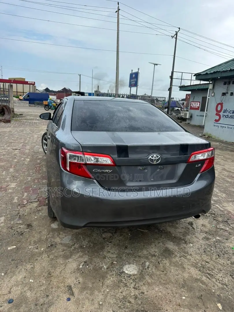 Toyota Camry LE 4dr Sedan (2.5L 4cyl 6A) 2013 Gray