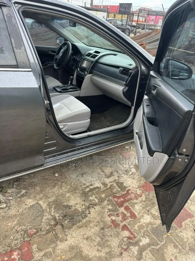 Toyota Camry LE 4dr Sedan (2.5L 4cyl 6A) 2013 Gray