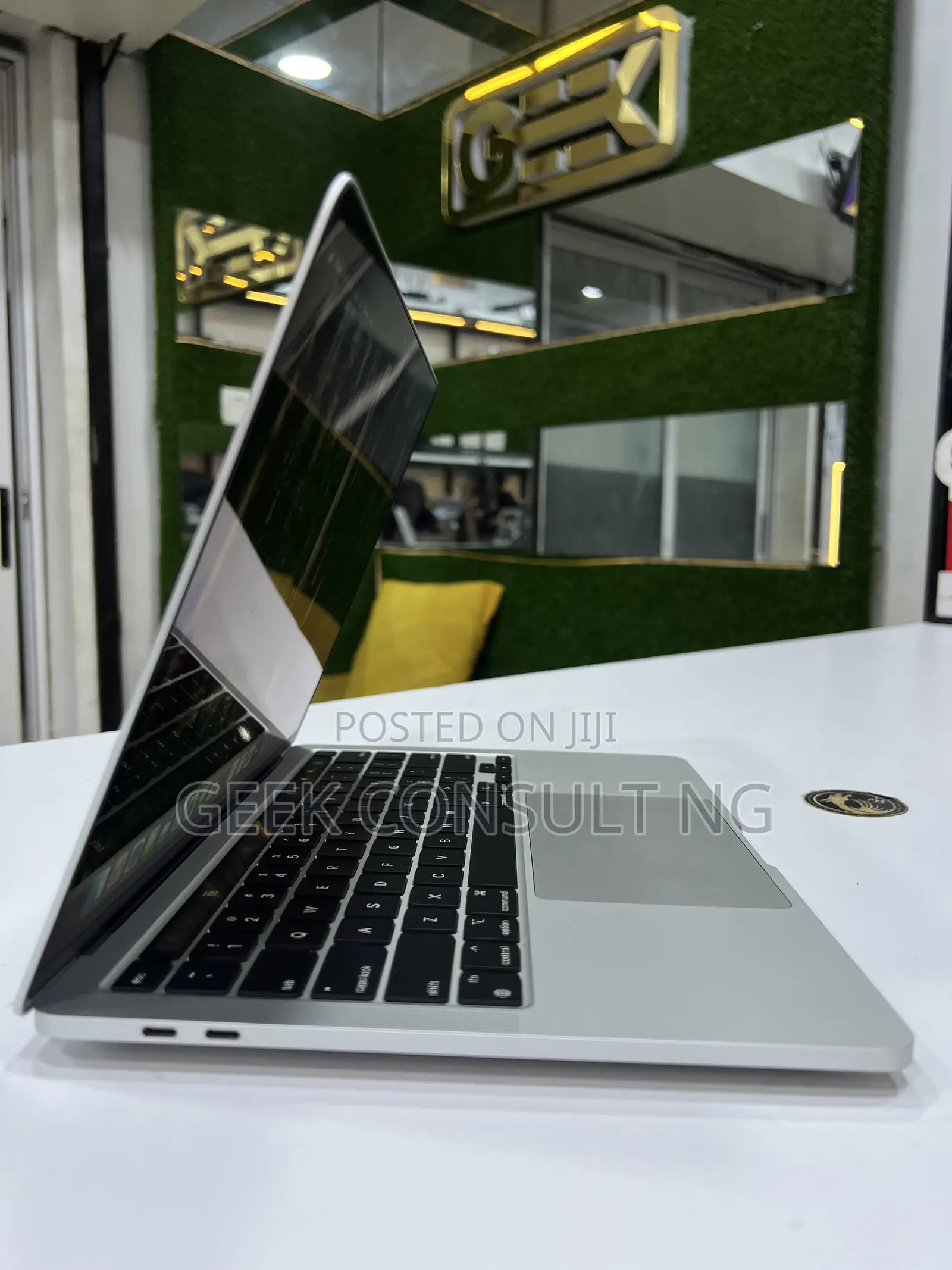 Laptop Apple MacBook Pro 2022 M2 8GB Apple M2 SSD 256GB