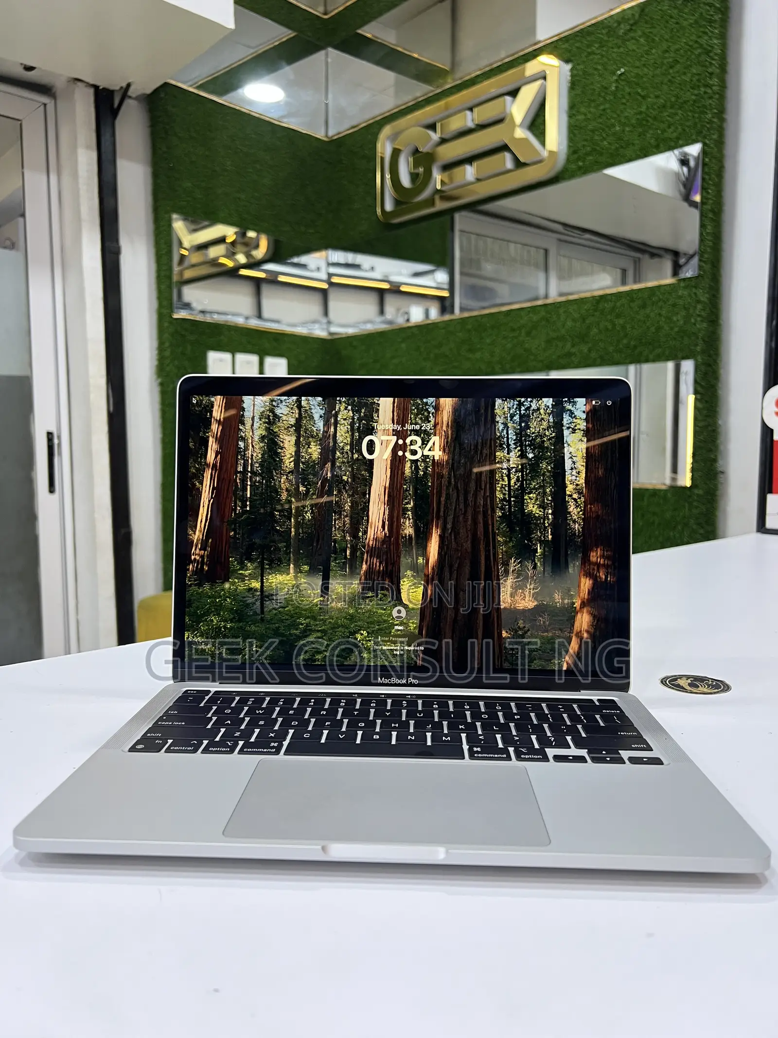 Laptop Apple MacBook Pro 2022 M2 8GB Apple M2 SSD 256GB