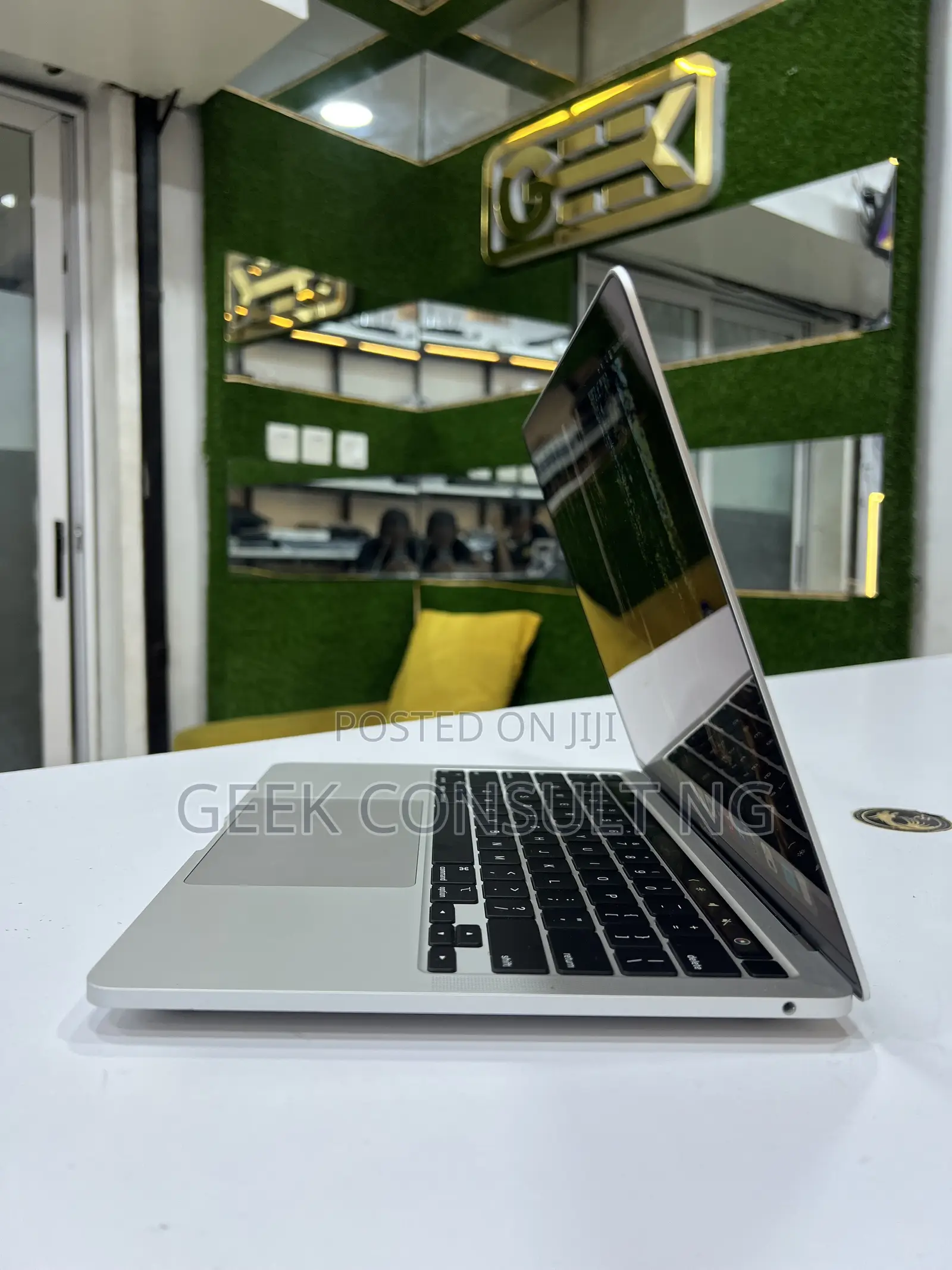 Laptop Apple MacBook Pro 2022 M2 8GB Apple M2 SSD 256GB