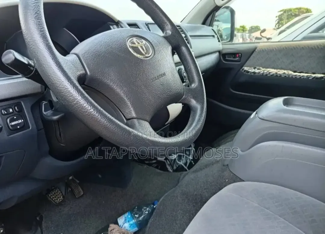 Toyota HiAce 2014 Grey
