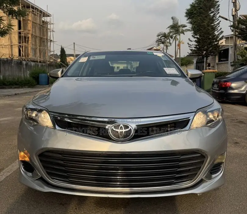 Toyota Avalon XLE Sedar FWD (3.5L 6cyl 6A) 2013 Gold