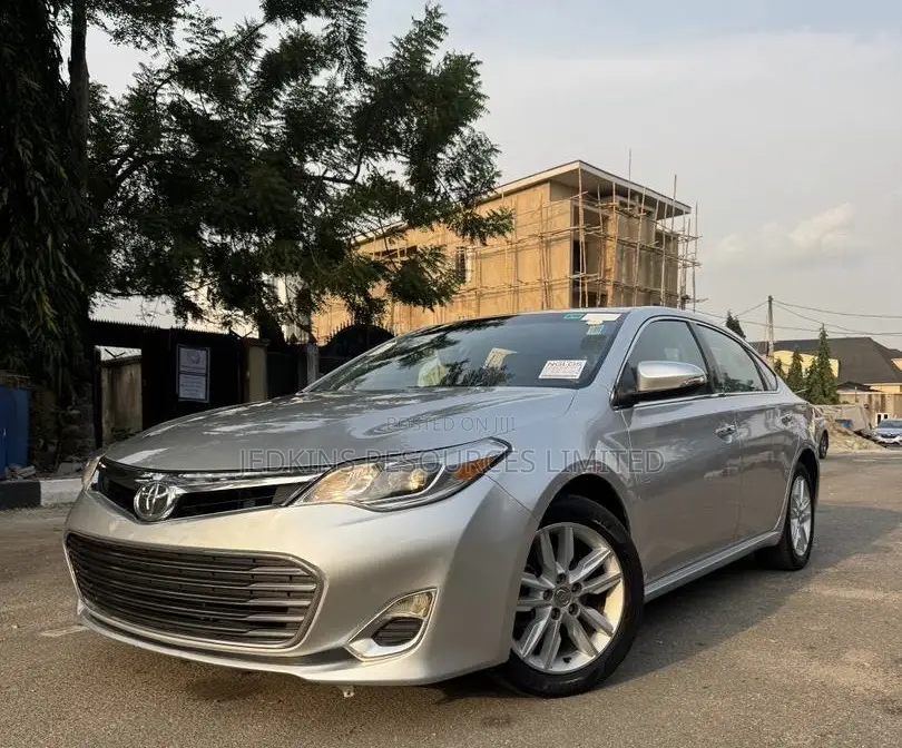 Toyota Avalon XLE Sedar FWD (3.5L 6cyl 6A) 2013 Gold