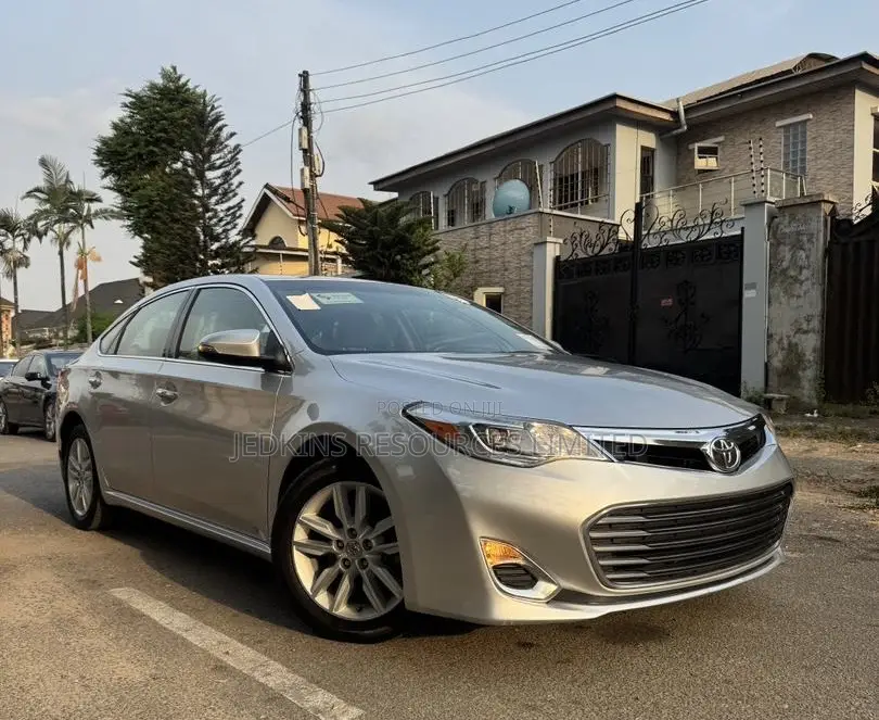 Toyota Avalon XLE Sedar FWD (3.5L 6cyl 6A) 2013 Gold