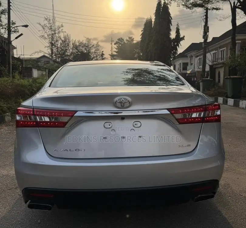 Toyota Avalon XLE Sedar FWD (3.5L 6cyl 6A) 2013 Gold