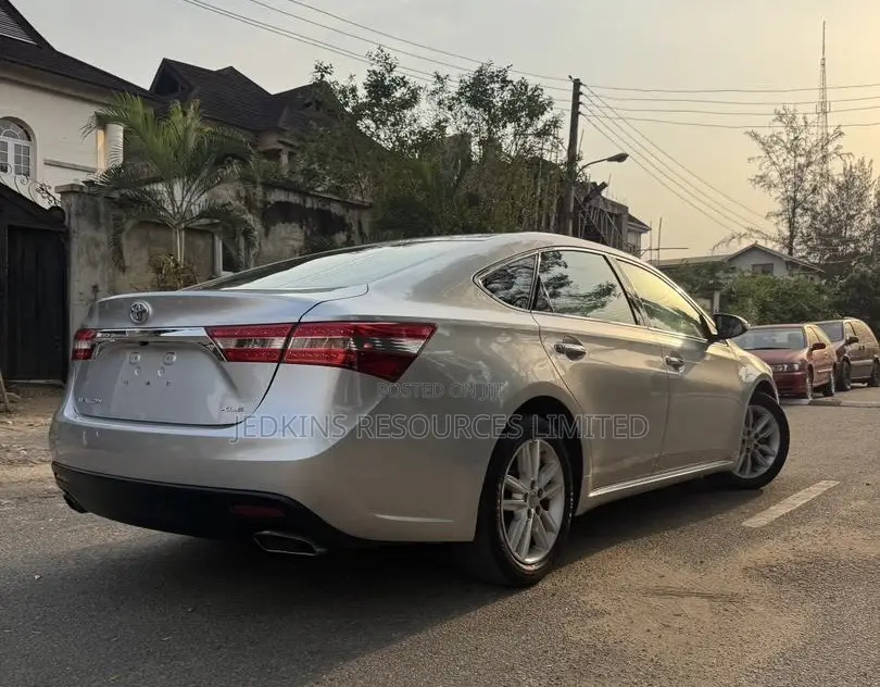 Toyota Avalon XLE Sedar FWD (3.5L 6cyl 6A) 2013 Gold