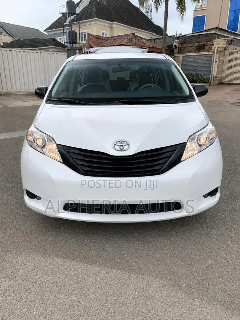Toyota Sienna LE AWD 7-Passenger 2013 White