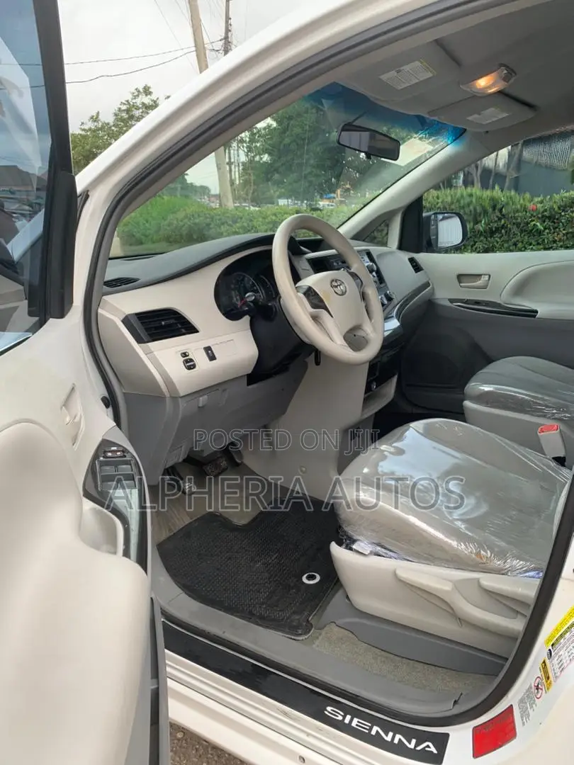 Toyota Sienna LE AWD 7-Passenger 2013 White