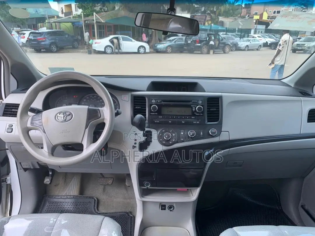 Toyota Sienna LE AWD 7-Passenger 2013 White