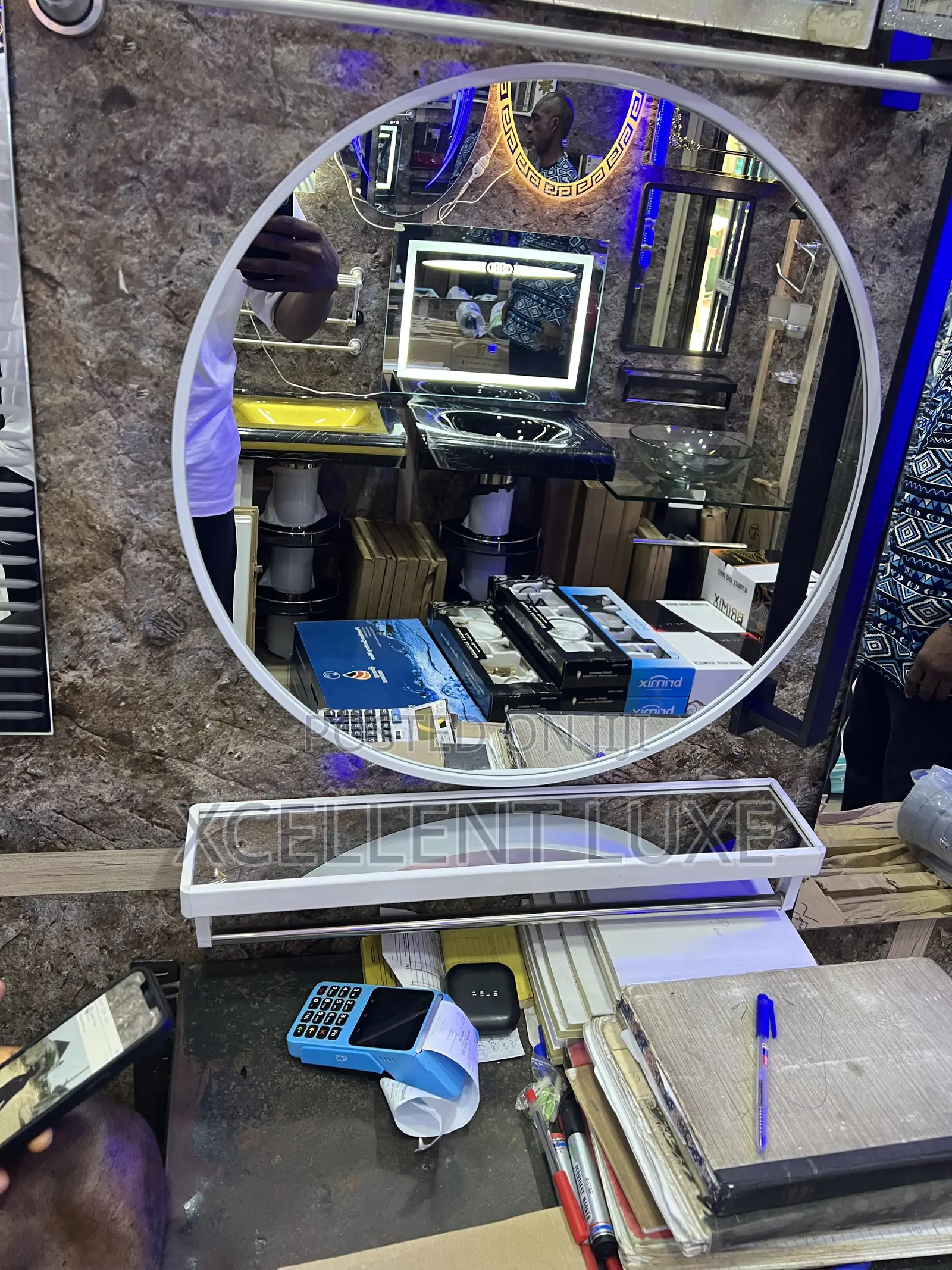 Round Mirror With Shelve