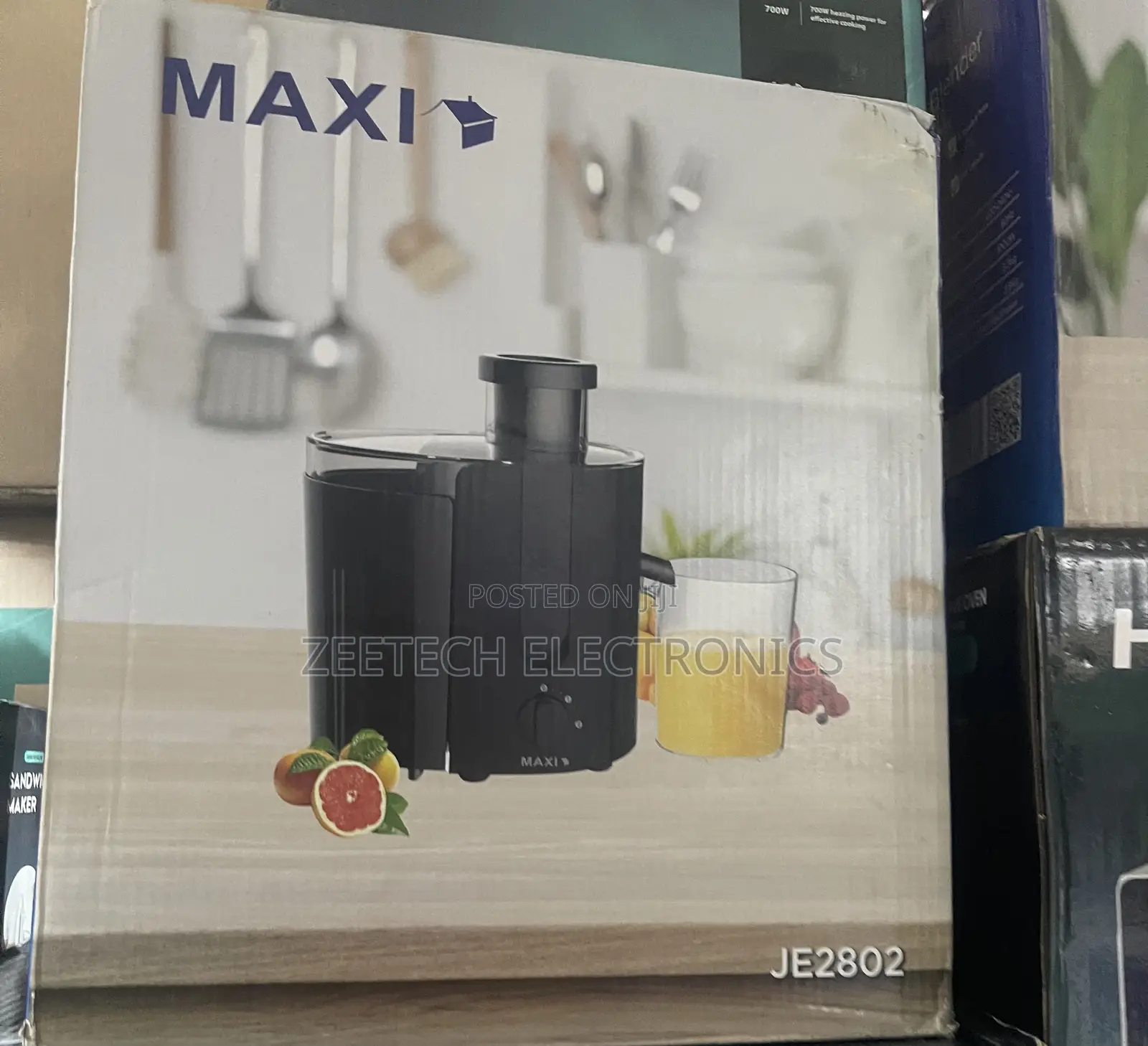 Maxi Je2802 Juice Extractor With a 0.5-Liter Capacity.