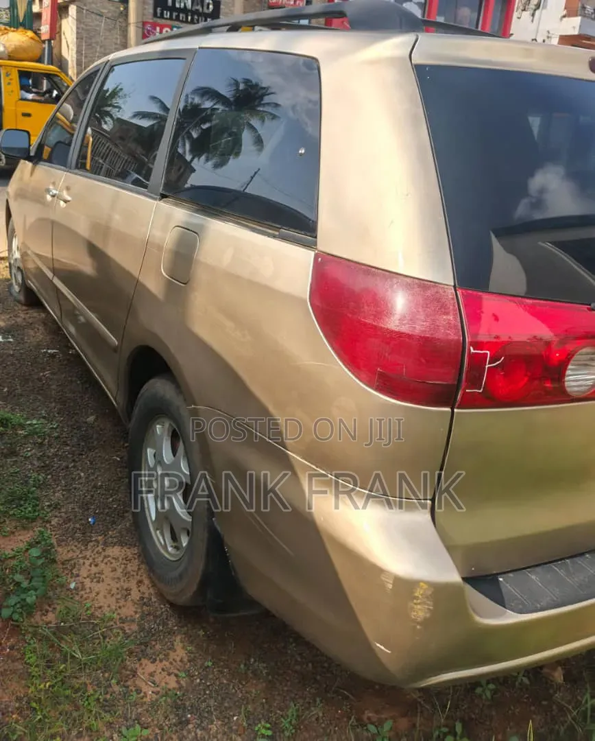 Toyota Sienna 2006 Gold