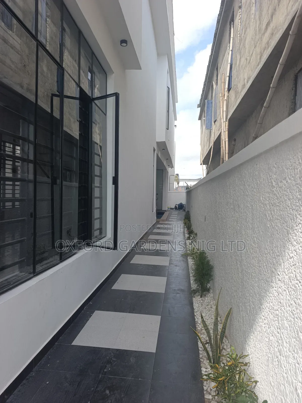 5bdrm Duplex in Ikota Gra Estate for sale