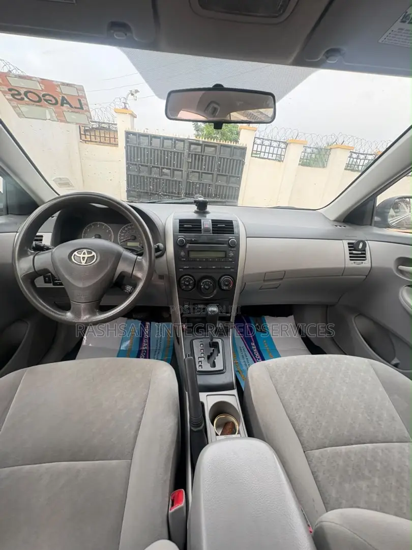 Toyota Corolla LE 4dr Sedan (1.8L 4cyl 4A) 2010 Gray