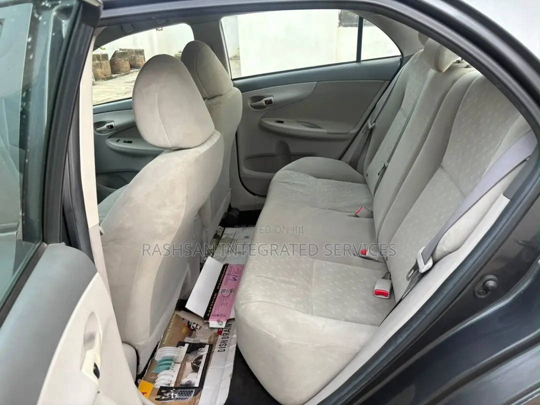 Toyota Corolla LE 4dr Sedan (1.8L 4cyl 4A) 2010 Gray