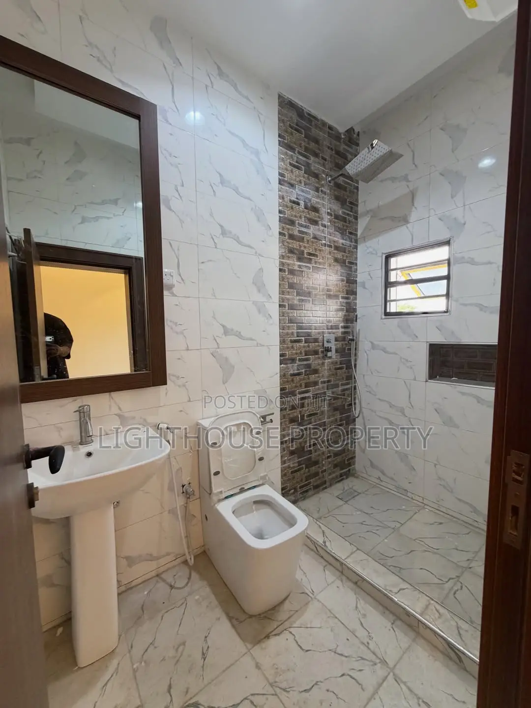 4bdrm Duplex in Off 3Rd Avenue for rent