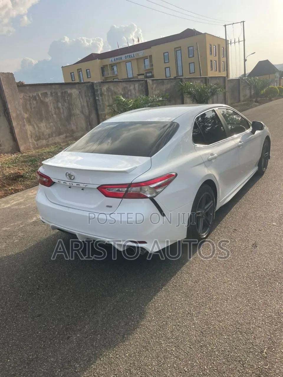 Toyota Camry SE FWD 2020 White