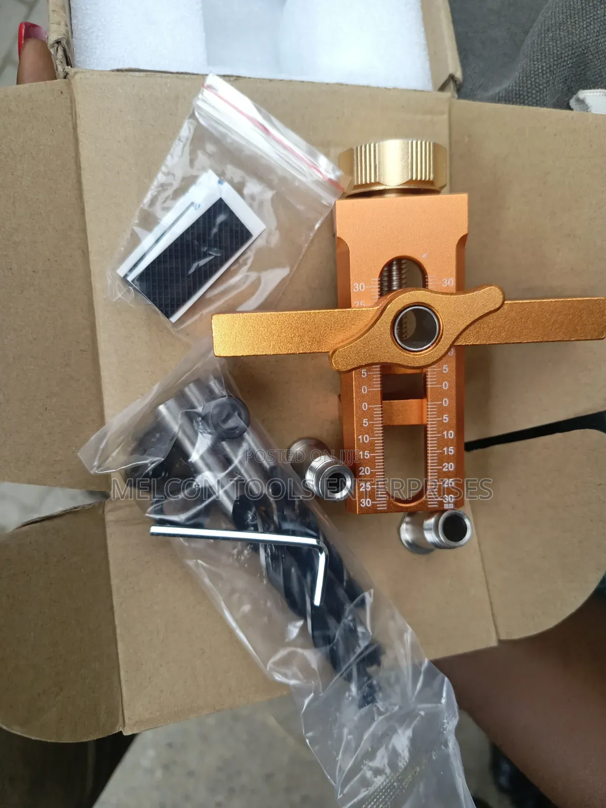 2in One Cabinet Door Installator