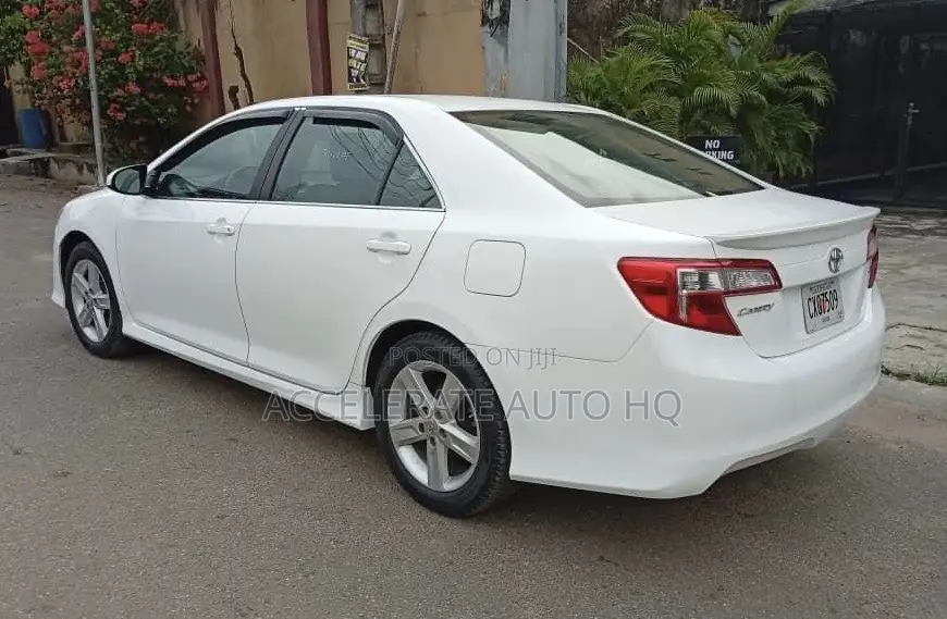 Toyota Camry SE 4dr Sedan (2.5L 4cyl 6A) 2013 White