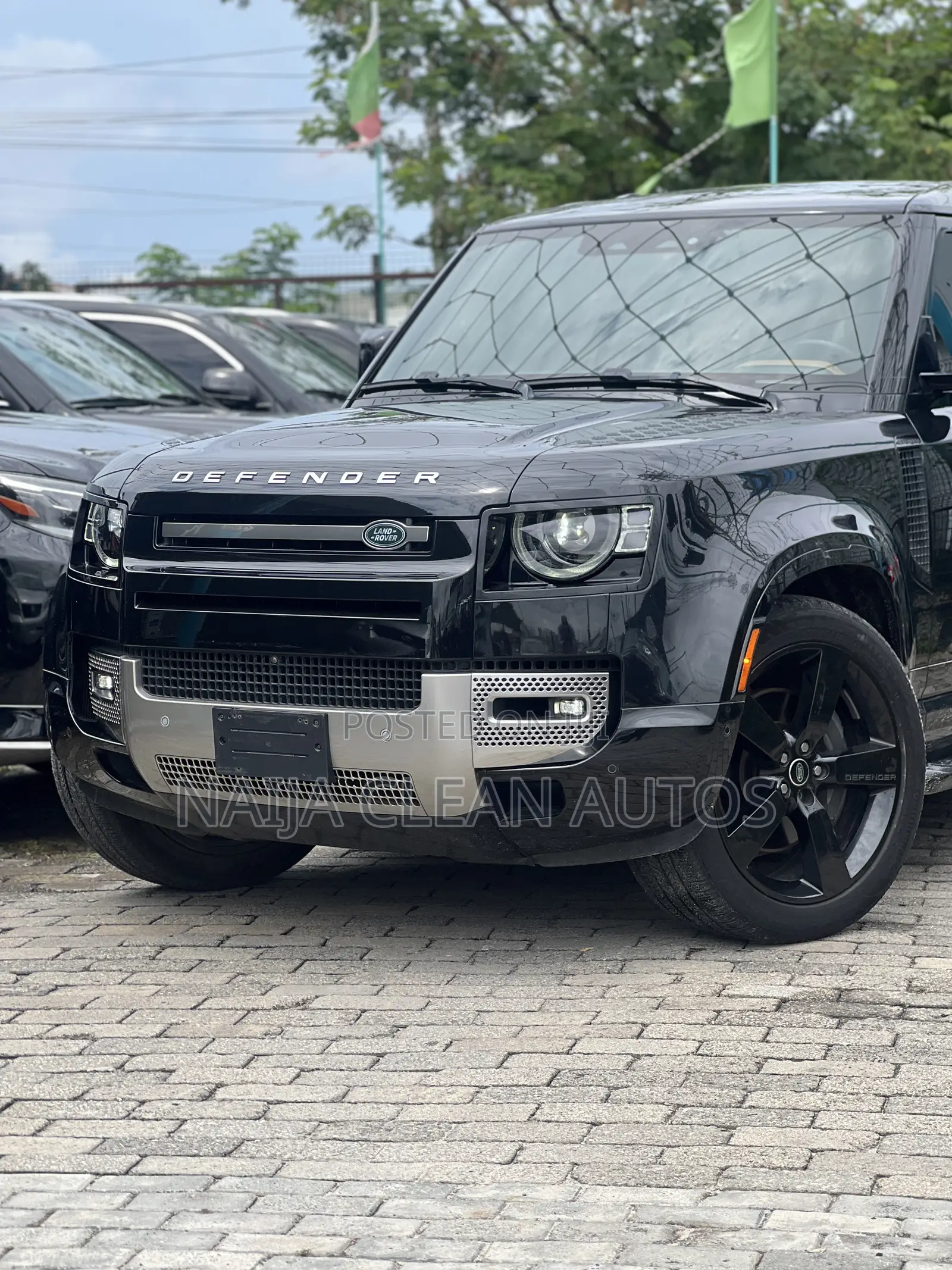 Land Rover Defender SE 2023 Black