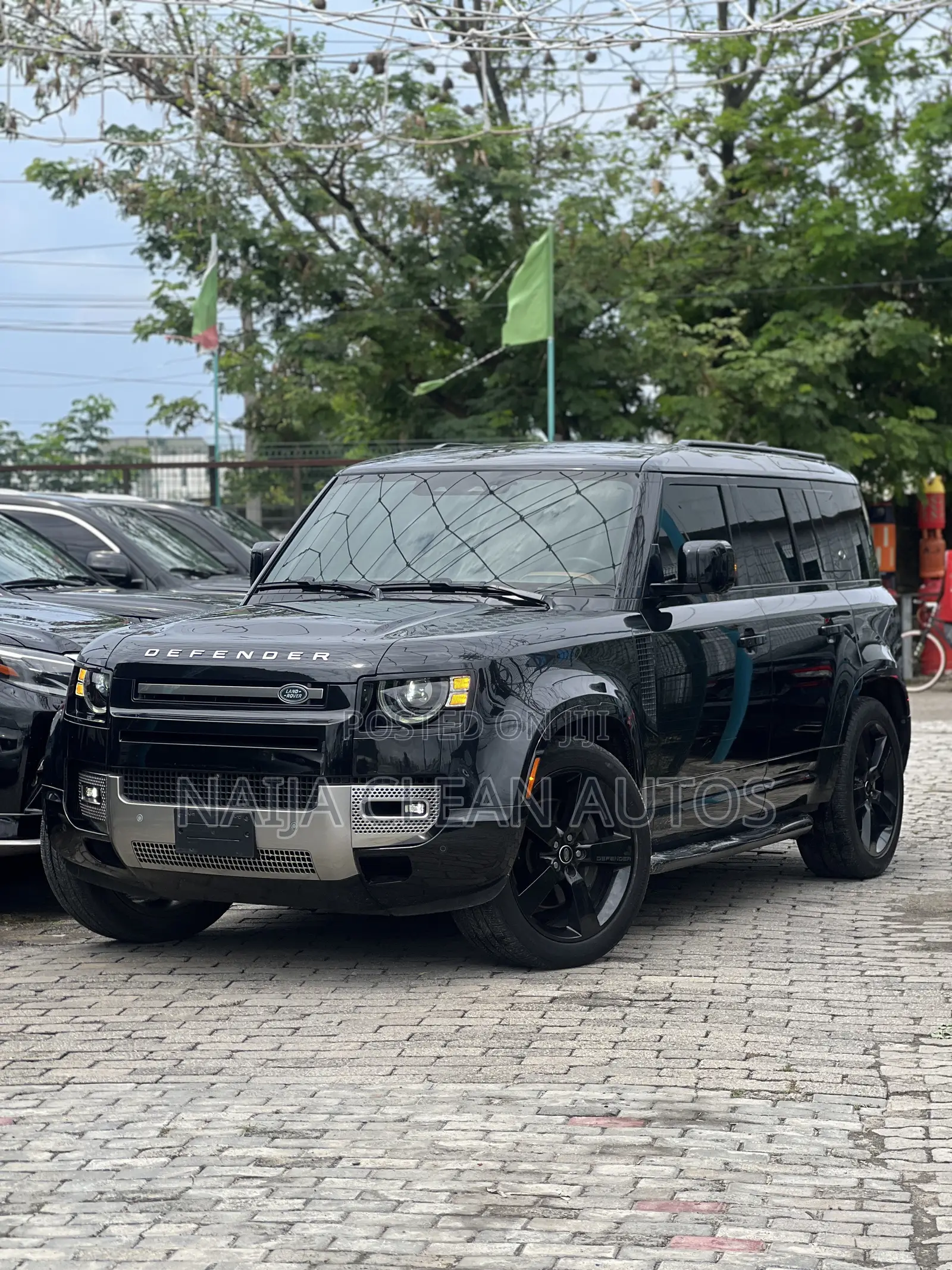 Land Rover Defender SE 2023 Black