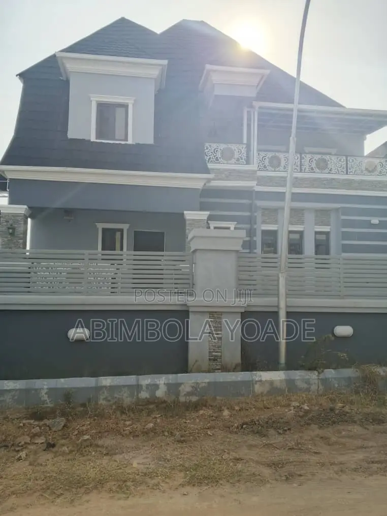 4bdrm Duplex in Sabon Lugbe for sale