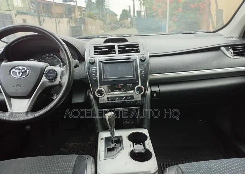Toyota Camry SE 4dr Sedan (2.5L 4cyl 6A) 2013 White