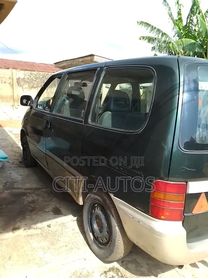 Nissan Serena 2001 Green