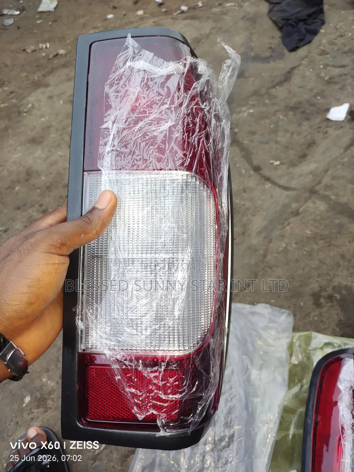 Back Light Nissan Np300
