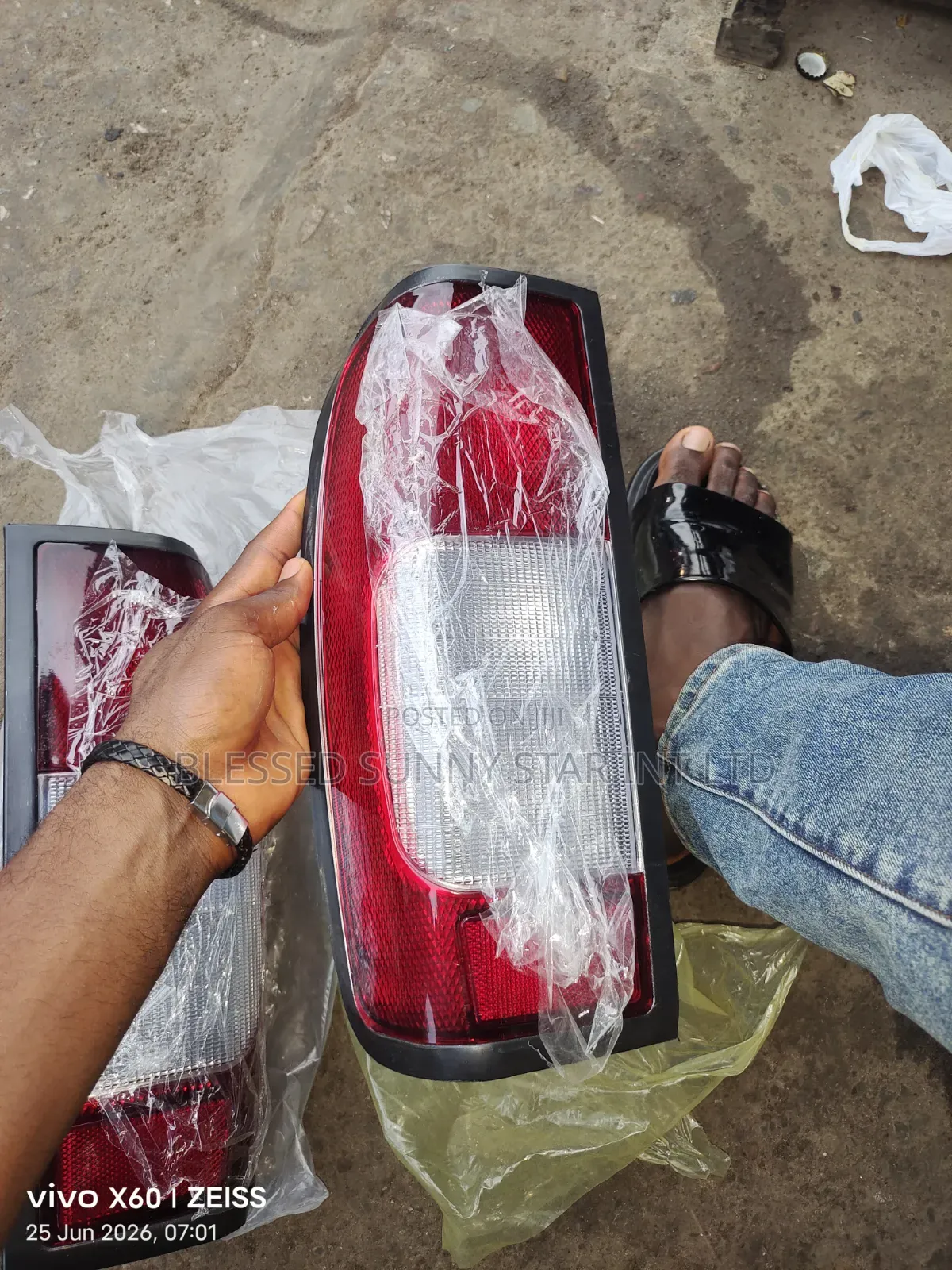 Back Light Nissan Np300