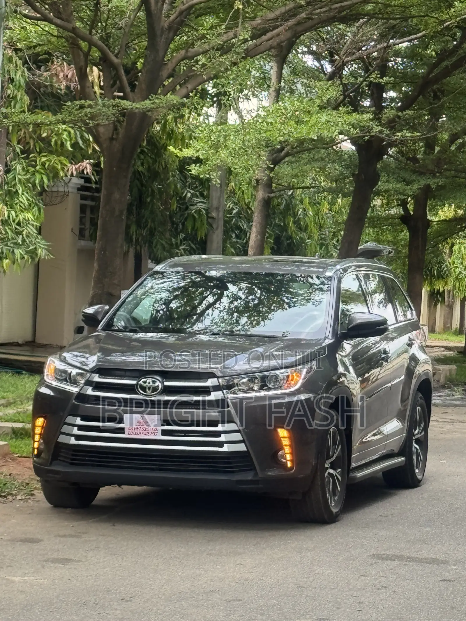 Toyota Highlander XLE 4x4 V6 (3.5L 6cyl 8A) 2017 Gray