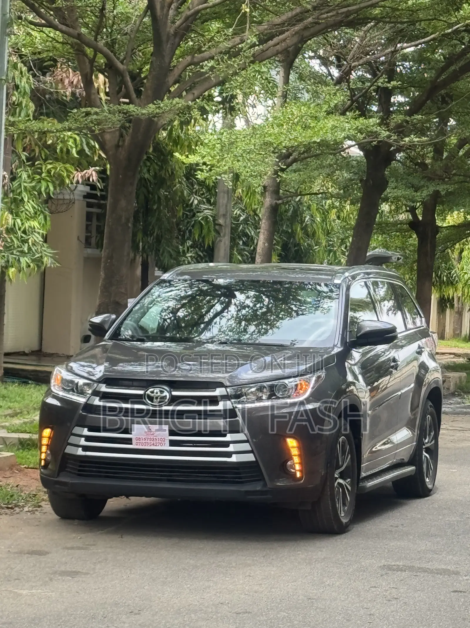 Toyota Highlander XLE 4x4 V6 (3.5L 6cyl 8A) 2017 Gray