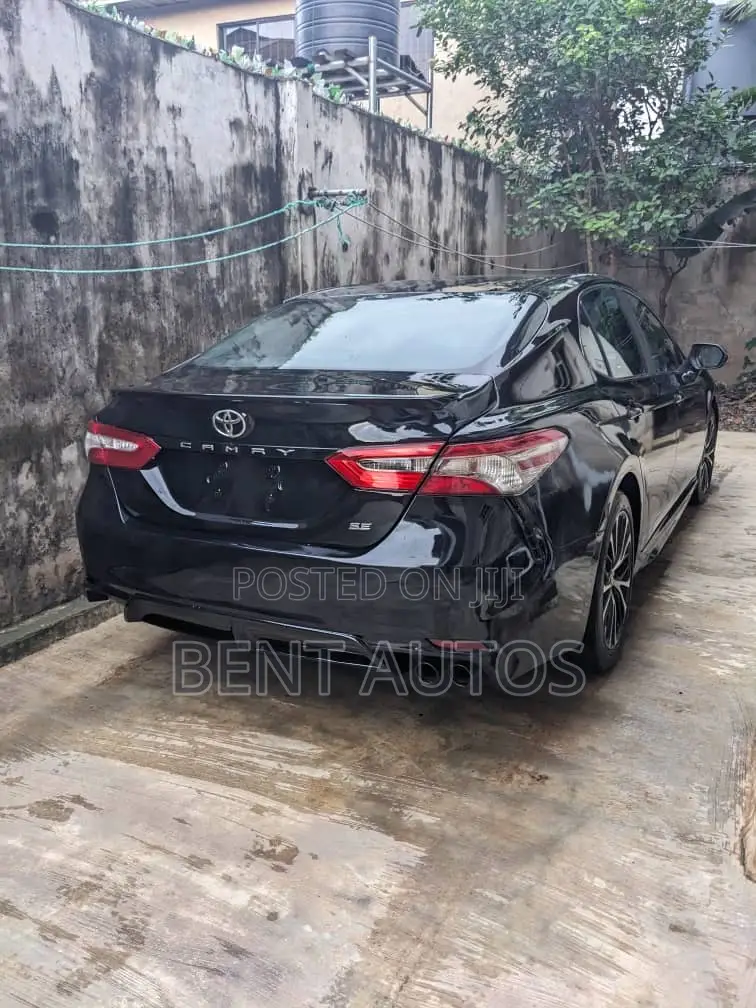 Toyota Camry SE FWD (2.5L 4cyl 8AM) 2018 Black